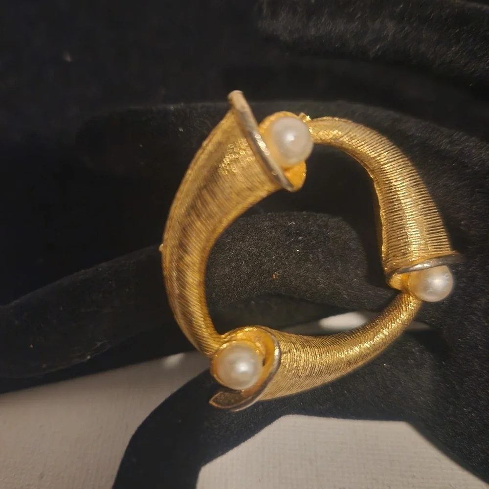 Vintage‎ Gold Tone Faux Pearl Textured Wreath Brooch Pin Circular Design 2 Inch